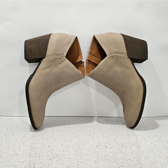 Lucky Brand booties, NWOT. Done in a taupe color. Size 8.5 - Picture 5 of 7